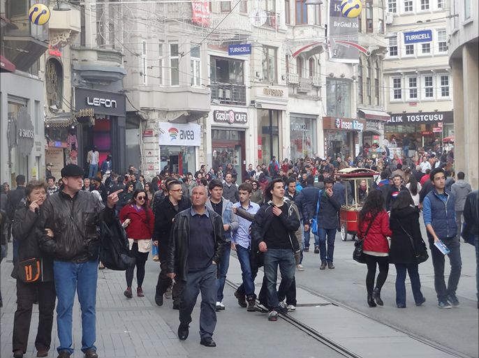 جموع من الاتراك في شارع الاستقلال المؤدي إلى ساحة تقسيم في اسطنبول