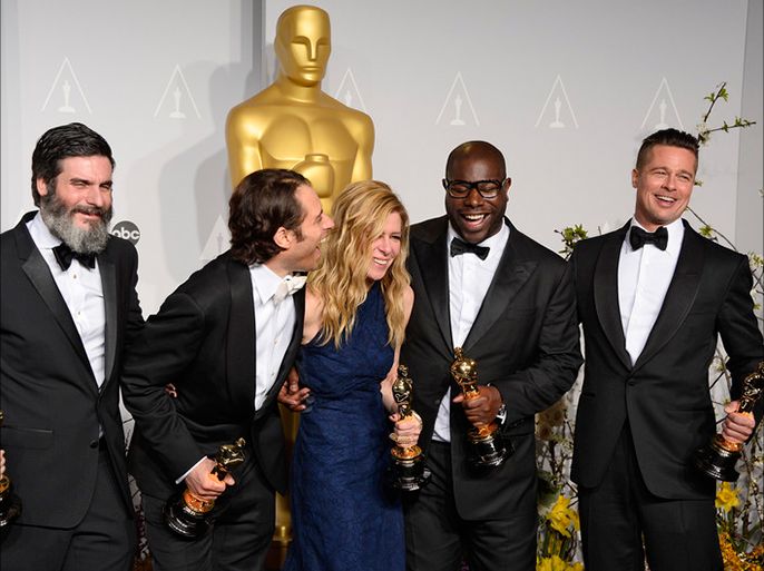 epaselect epa04107403 (L-R) US producers Anthony Katagas, Jeremy Kleiner, Dede Gardner, British director Steve McQueen and US producer Brad Pitt hold their Best Picture Oscars for '12 Years a Slave'
