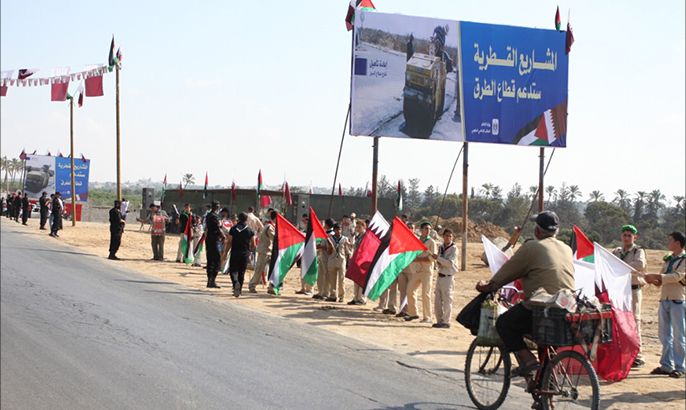 لافتات ترحيب واشادة بالدعم القطري إبان زيارة الأمير الوالد حمد بن خليفة آل ثاني في زيارته التاريخية لغزة