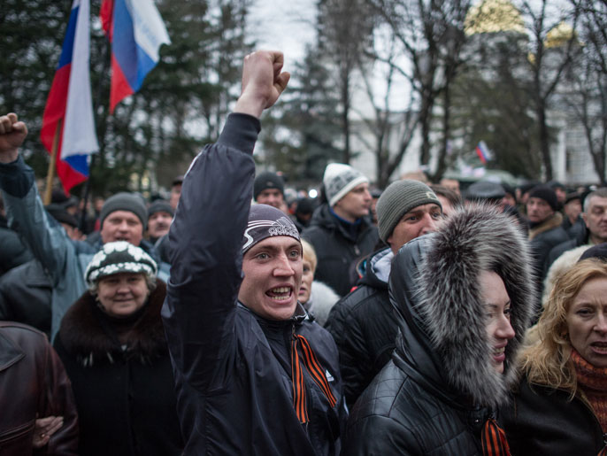 ‪حشود مؤيدة لموسكو أمام برلمان القرم الذي تبنى إعلان الاستقلال عن كييف‬  (الأوروبية)