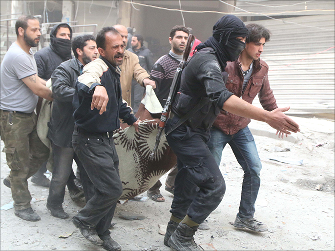 انتشال جثث الضحايا الذين سقطوا ببرميل متفجر في حلب(الجزيرة)