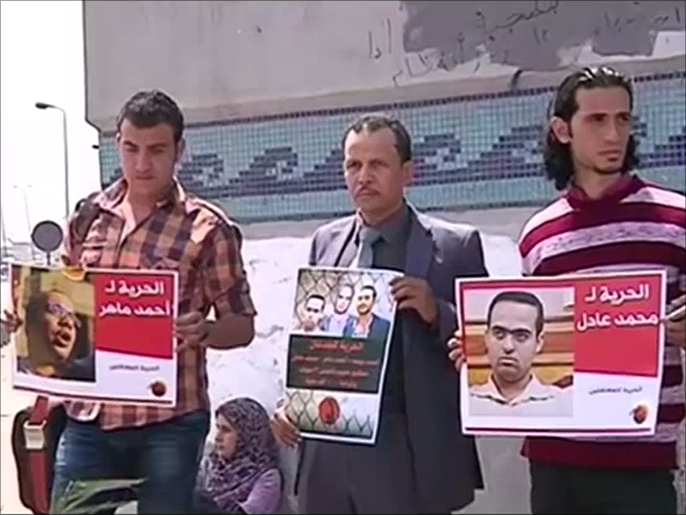 جانب من الاعتصام أمام قصر الاتحادية على سجن النشطاء الثلاثة (الجزيرة)