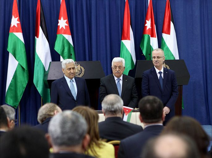 عباس يتوسط رئيس الوزراء الفلسطيني والأردني أثناء توقيع اتفاقيات بين البلدين