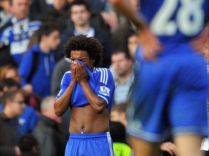 Chelsea's Brazilian midfielder Willian (L) gestures after his team lost 1-2 during the English Premier League football match between Chelsea and Sunderland at Stamford Bridge in London on April 19, 2014. AFP PHOTO / GLYN KIRK