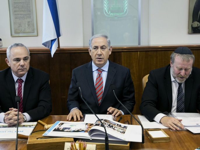نتنياهو (وسط) ما فتئ يتهم حماس بالمسؤولية عن اختفاء المستوطنين الثلاثة (أسوشيتد برس)