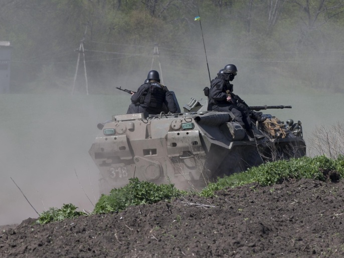 ‪قوة أوكرانية انتشرت في المناطق الشرقية من البلاد‬ (أسوشيتد برس)