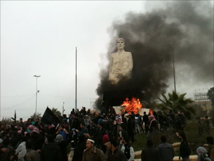 ‪إحراق تمثال حافظ الأسد في ريف الرقة‬ (الجزيرة نت)