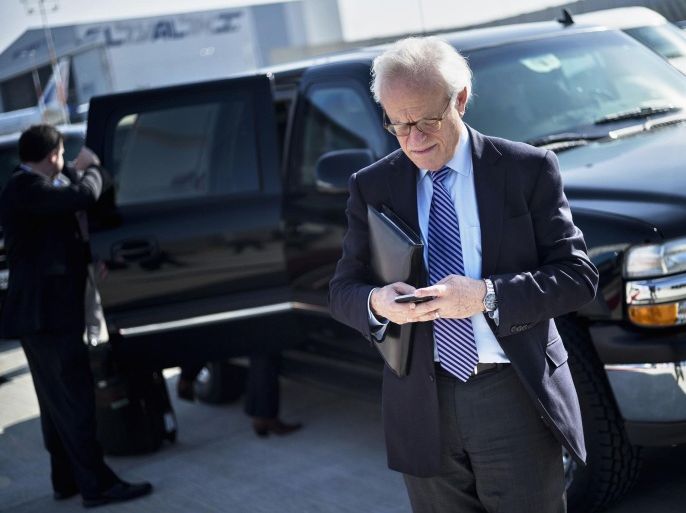 U.S. Special Envoy for Israeli-Palestinian Negotiations Martin Indyk checks his mobile phone while waiting for U.S. Secretary of State John Kerry to board his plane at Ben Gurion International Airport in Tel Aviv January 6, 2014. REUTERS/Brendan Smialowski/Pool