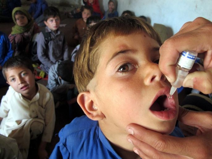 A child is vaccinated against polio during a three-day nationwide campaign to eradicate polio, in Landikotal, near the Pakistani-Afghan border, Pakistan, 14 April 2014.