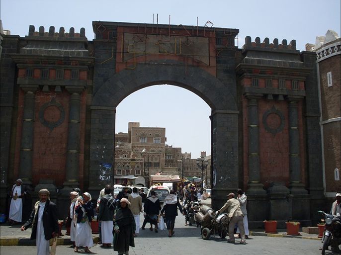 الحكومة اليمنية أعلنت انها بصدد اتخاذ إجراءات للحد من تفاقم العجز في الموازنة (الجزيرة نت)1