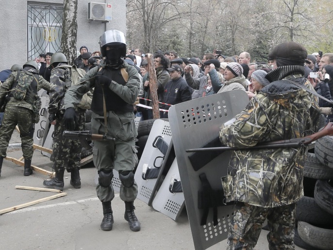 المسلحون سيطروا بلا مقاومة على مقار أمنية وإدارية بمدن الشرق الأوكراني (أسوشيتد برس)