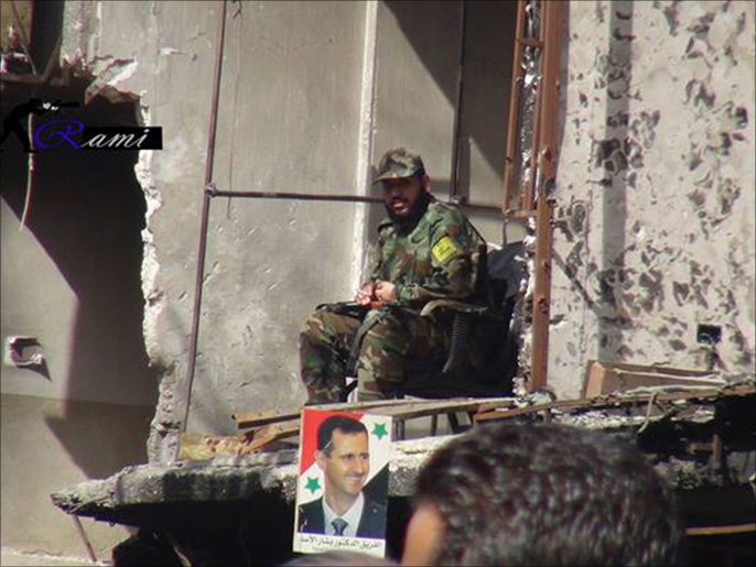 أحد عناصر حزب الله الذين يقاتلون إلى جانب قوات النظام بسوريا(الجزيرة)