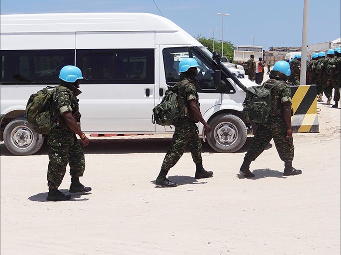 لقطات من وصول جنود من وحدة عسكرية تابعة للأمم المتحدة إلى الصومال إلى مطار مقديشو الخميس 17-04-2014