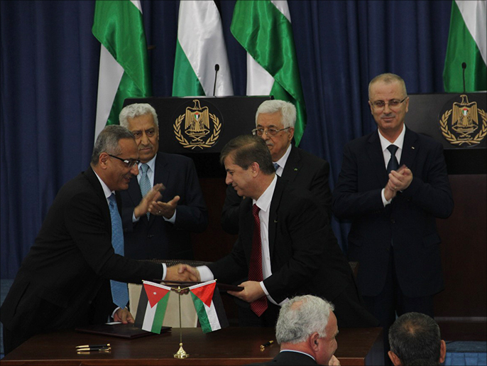 ‪الطرفان الفلسطيني والأردني وقعا على تسع اتفاقيات تعاون في عدة مجالات‬ (الجزيرة)