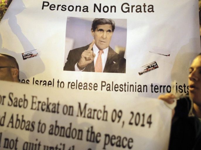 Israelis hold a sign depicting U.S. Secretary of State John Kerry during a protest outside his hotel in Jerusalem, against the release by Israel of Palestinian prisoners as a confidence-building gesture, March 31, 2014. REUTERS/Ammar Awad