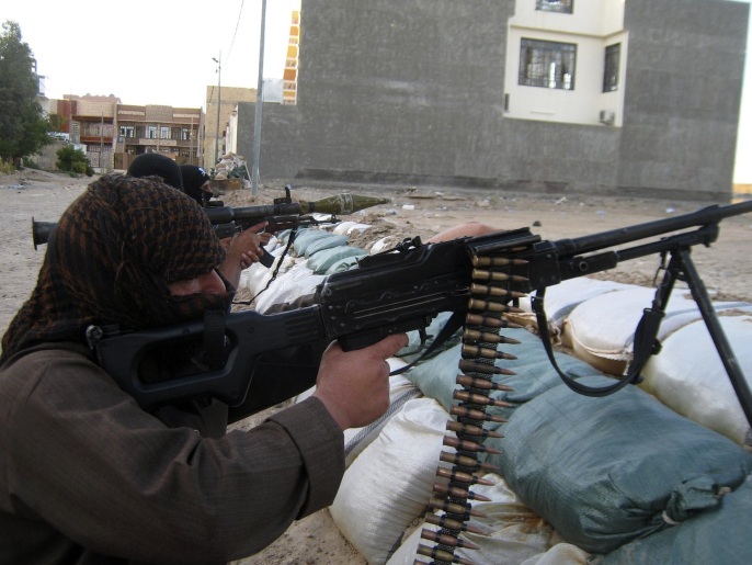 مسلحو العشائر يواصلون قتالهم ضد الجيش العراقي في الأنبار (أسوشيتد برس)