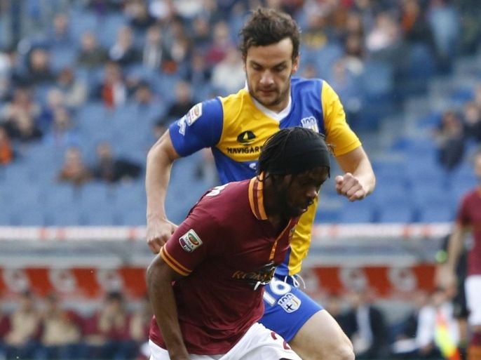 AS Roma forward Gervinho, of Ivory Coast, foreground, is chased by Parma midfielder Marco Parolo during a Serie A soccer match between AS Roma and Parma, at Rome's Olympic stadium, Wednesday, April 2, 2014. (AP Photo/Riccardo De Luca)