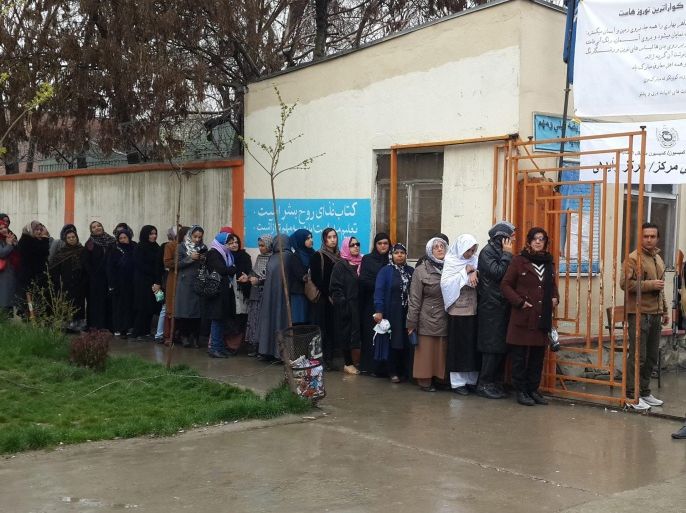 Afghans line up outside a polling station to cast their ballot during the Presidential elections in Kabul, Afghanistan, 05 April 2014. Afghanistan began voting 05 April, for a new president amid fears of violence and insecurity. Thousands of Afghans lined up at polling centres in Kabul from early morning to cast their ballots.