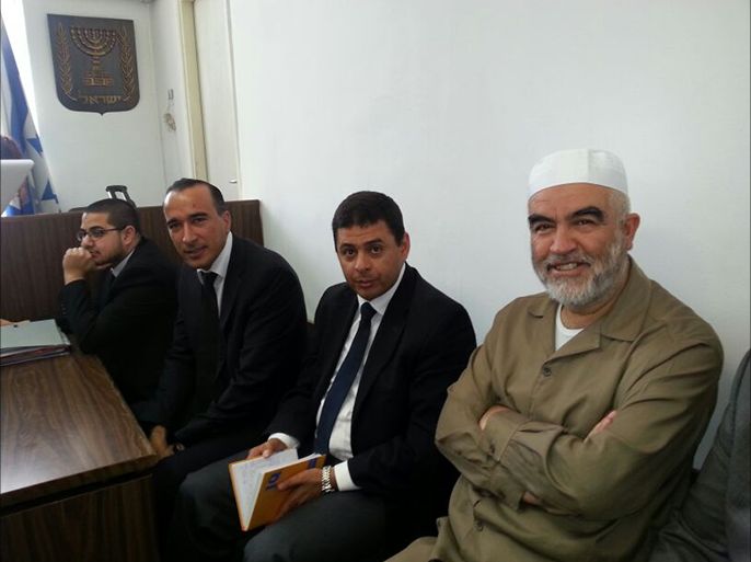 الشيخ صلاح بقاعة المحكمة مع طاقم المحاميين قبل النطق بإدانته