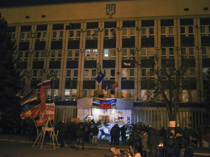 موالون لروسيا أمام مقر أمني في مدينة لوهانسك شرقي أوكرانيا (أسوشيتد برس)