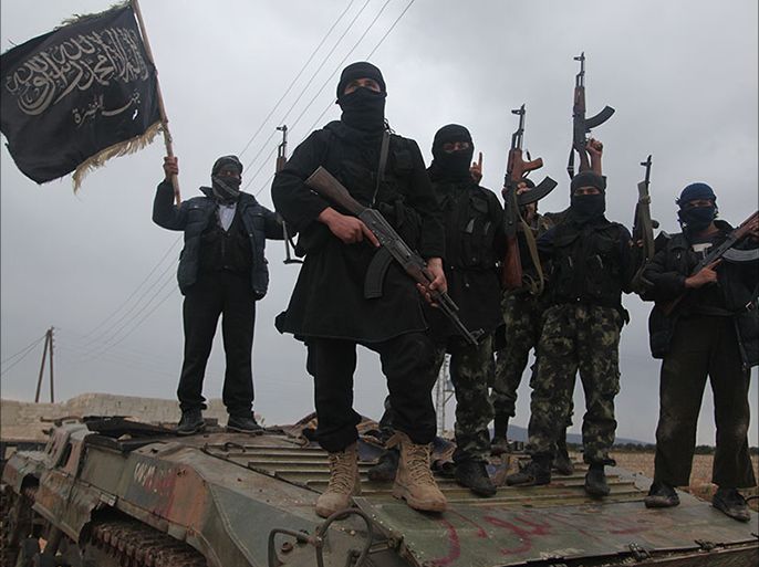 مقاتلون من جبهة النصرة بعد ان غنمو ناقلة جند مدرعة