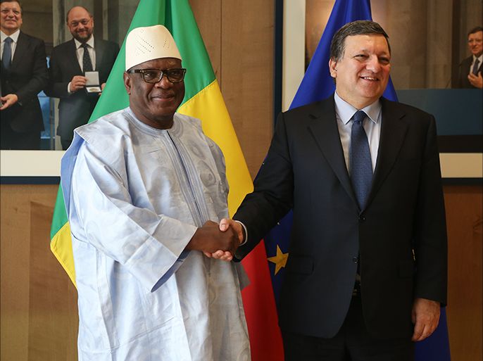 epa04149775 Ibrahim Boubacar Keita, President of Mali (L) is welcomed by European Commission President Jose Manuel Barroso (R), prior to a meeting at the EU Commission headquarters, in Brussels, Belgium, 01 April 2014