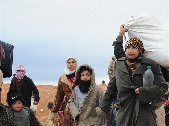 لاجئون لحظة عبورهم من سوريا للأردن في عمق الصحراء- ارشيف
