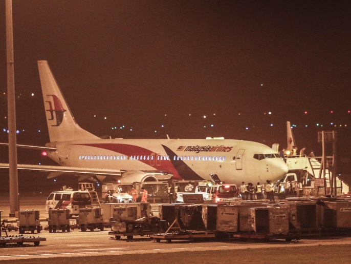 طائرة ماليزية بعد هبوطها اضطراريا أمس بمطار كوالالمبور (أسوشيتد برس)