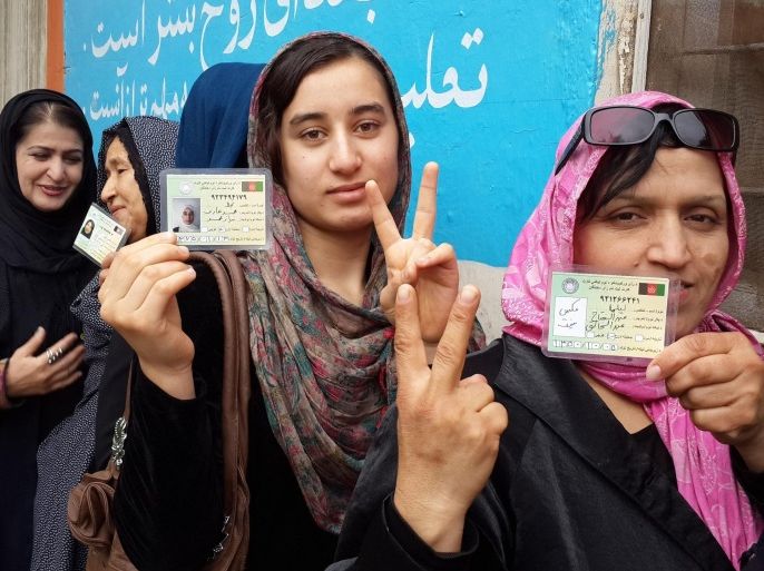 Afghans show their voter registration cards as the line up outside a polling station to cast their ballot during the Presidential elections in Kabul, Afghanistan, 05 April 2014. Afghanistan began voting 05 April, for a new president amid fears of violence and insecurity. Thousands of Afghans lined up at polling centres in Kabul from early morning to cast their ballots.