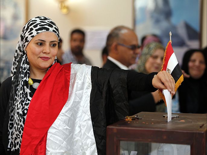 An Egyptian expatriate living in Oman casts her ballot for Egypt's upcoming May 26-27 presidential elections at the Egyptian embassy in Muscat on May 16, 2014. Egyptian expatriates around the world headed to the polls, casting the first votes to name a successor to deposed Islamist president Mohamed Morsi. AFP PHOTO / MOHAMMED MAHJOUB