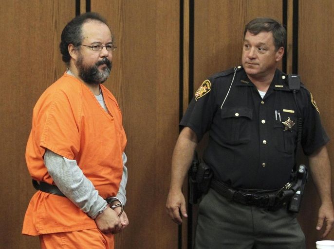 Ariel Castro (L), 53, enters the courtroom in Cleveland, Ohio in this July 26, 2013 file photo. Castro, the Cleveland man sentenced to life in prison for the abduction, rape and torture of three women, was found dead in his Ohio jail cell, according to a prison official on September 3, 2013. REUTERS/Aaron Josefczyk/Files (UNITED STATES - Tags: CRIME LAW OBITUARY)