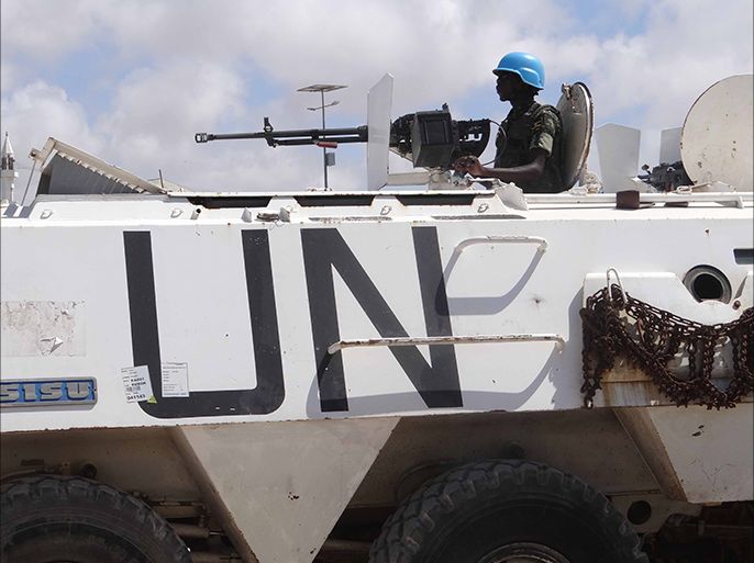 لقطات من عربة يستقلها جنود الحماية الأممية وهي تحرس على أحد مقرات الأمم المتحدة داخل مطار مقديشو 18 مايو 2014(الجزيرة نت).