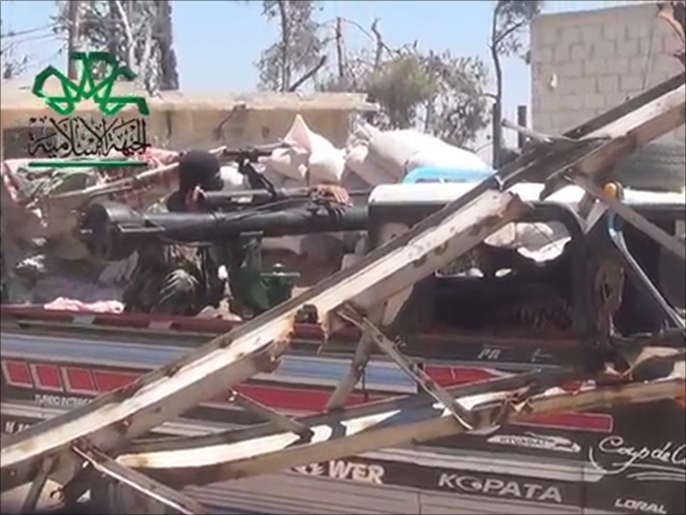 صورة بثها ناشطون لصدمسلحي المعارضة قوات النظام بمدينة مورك