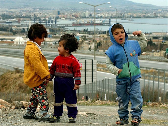 VAL02 - 20030302 - ISKENDERUN, TURKEY : Turkish children play in a suburb of the southern Turkish port city of Iskenderun, Sunday 02 March 2003. Turkey's parliament dealt a stunning blow to U.S. war planning Saturday by failing to approve