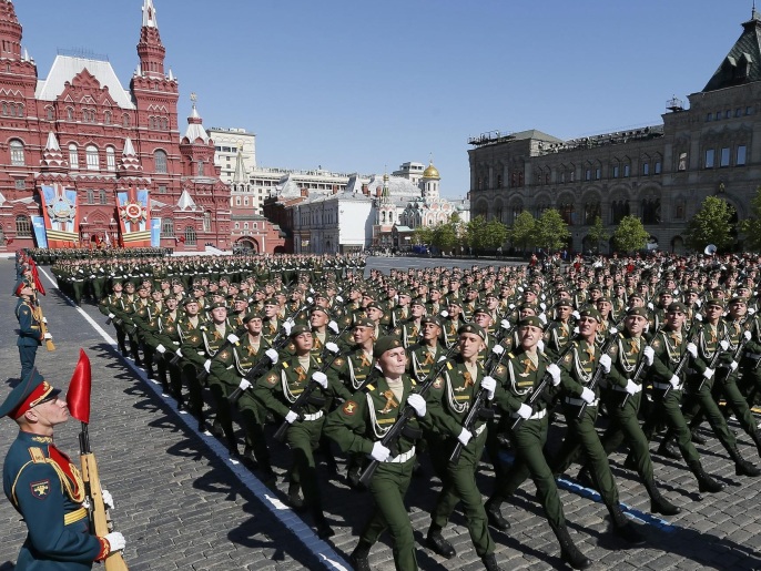 جنود روس أثناء مشاركتهم في العرض العسكري بالميدان الأحمر (الأوروبية)