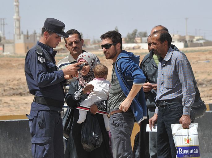 رجل أمن اردني يدقق في هويات الداخلين والخارجين للمخيم (2)
