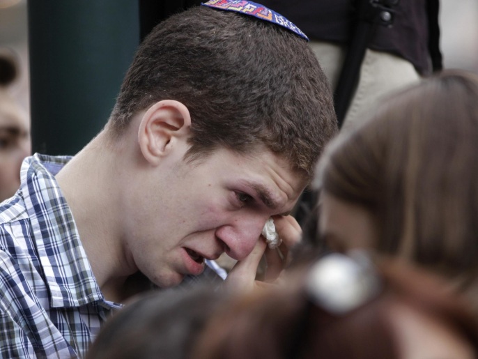 شاب يهودي يبكي أمام المتحفالذي تعرض للهجوم ببروكسل (أسوشيتد برس)