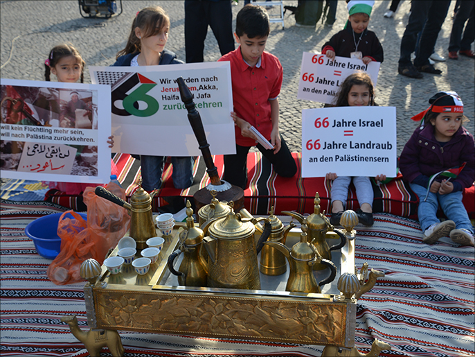 ‪مشاركون صغار يرفعون لافتات تؤكد على العودة للقدس وعكا ويافا وحيفا‬ (الجزيرة نت)