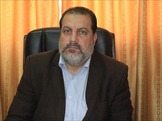وزير الاقتصاد بالحكومة المقالة علاء الرفاتي أكد أن بنكي غزة الوطني الإسلامي والإنتاج يعملان في إطار القانون (الجزيرة نت) 