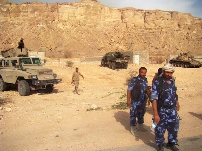 صور لآليات الجيش اليمني المشاركة في الحملة على القاعدة في مفرق منطقة الصعيد بمحافظة شبوة الجزيرة نت ياسر حسن