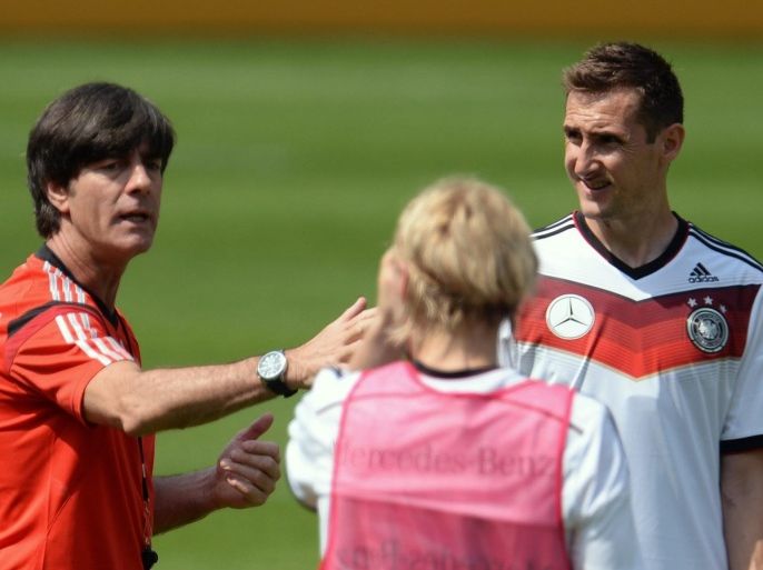 Germany's head coach Joachim Loew (L) talks to players Miroslav Klose (R) and Marcel Schmelze during a training session of the German national soccer team in St. Leonhard in Passeier, Italy, 22 May 2014. Germany's squad prepares for the upcoming FIFA World Cup 2014 in Brazil at a training camp in South Tyrol until 30 May.