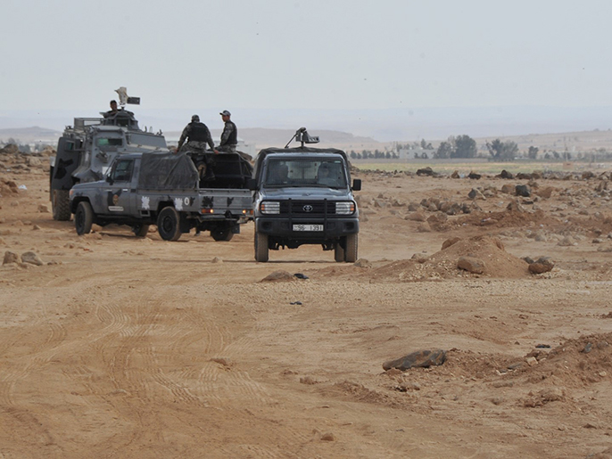 دوريات للدرك الأردني تجوب محيط المخيم على مدار الساعة (الجزيرة نت)