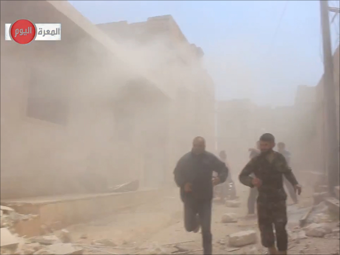 صورة بثها ناشطون للحظة استهداف إحدى الغارات على معرة النعمان بريف إدلب