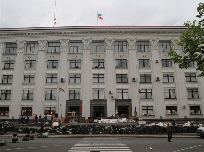 مبنى إدارة منطقة لوهانسك المحتل من قبل موالين لروسيا يطالبون بالانفصال عن أوكرانيا
