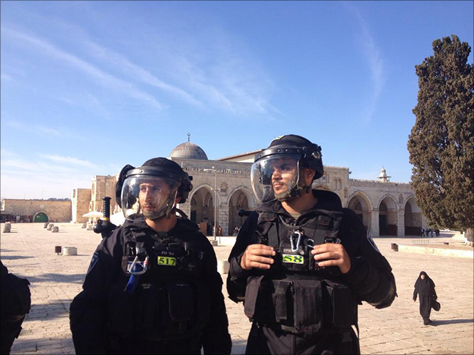 ‪قوات الاحتلال الإسرائيلي تحاصر المسجد الأقصى أثناء محاولات اقتحام سابقة‬ (الجزيرة)
