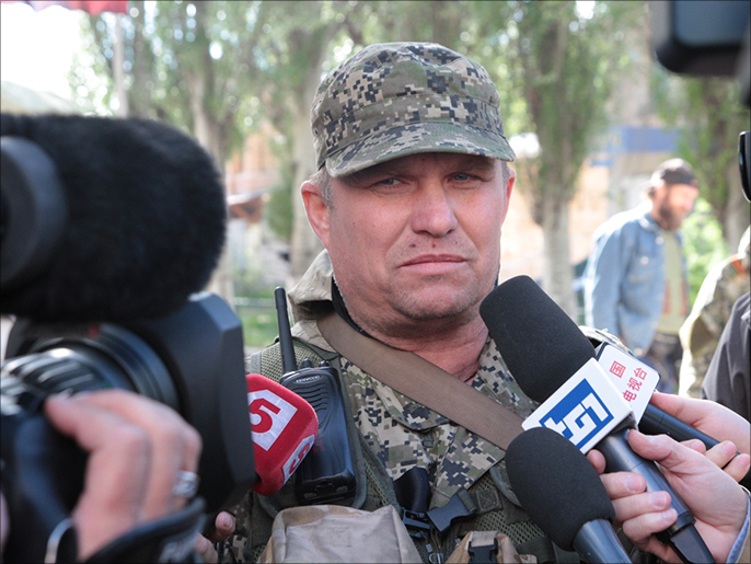 ‪قائد إحدى المليشيات الانفصالية أقر بتطويق سلافيانسك‬ (الجزيرة)