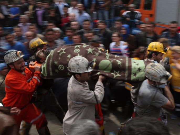 عمال الإنقاذ يحملون جثة أحد الضحايا (أسوشيتد برس)