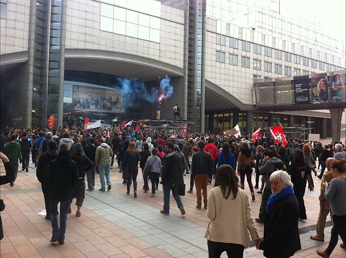 متظاهرون ضد قدوم زعيم الجبهة الوطنية الفرنسية، مارين لوبان، إلى بروكسل وضد صعود اليمين المتطرف في أوروبا