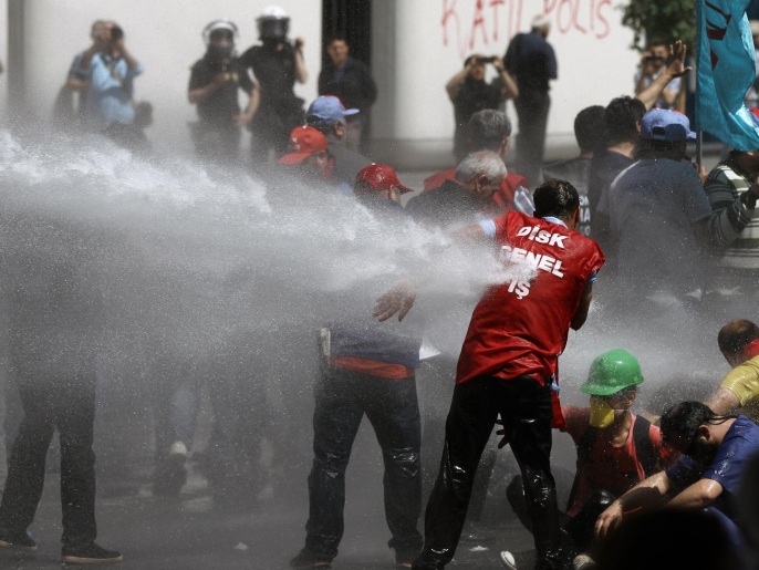 الشرطة التركية تفرّق مظاهرة غاضبة ببلدة سوما (أسوشيتد برس)