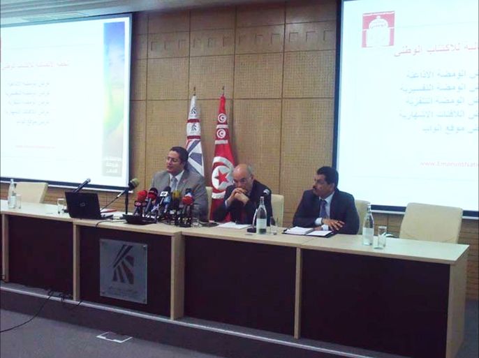 وزير المالية (وسط) يأمل في نجاح عملية الاكتتاب لتمويل جزء من الموازنة (ماي/آيار 2014 في مقر بورصة الأوراق المالية بالعاصمة تونس)